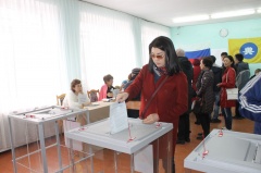 Депутат Государственной Думы ФС РФ Марина Мукабенова проголосовала на избирательном участке №24 в Элисте.